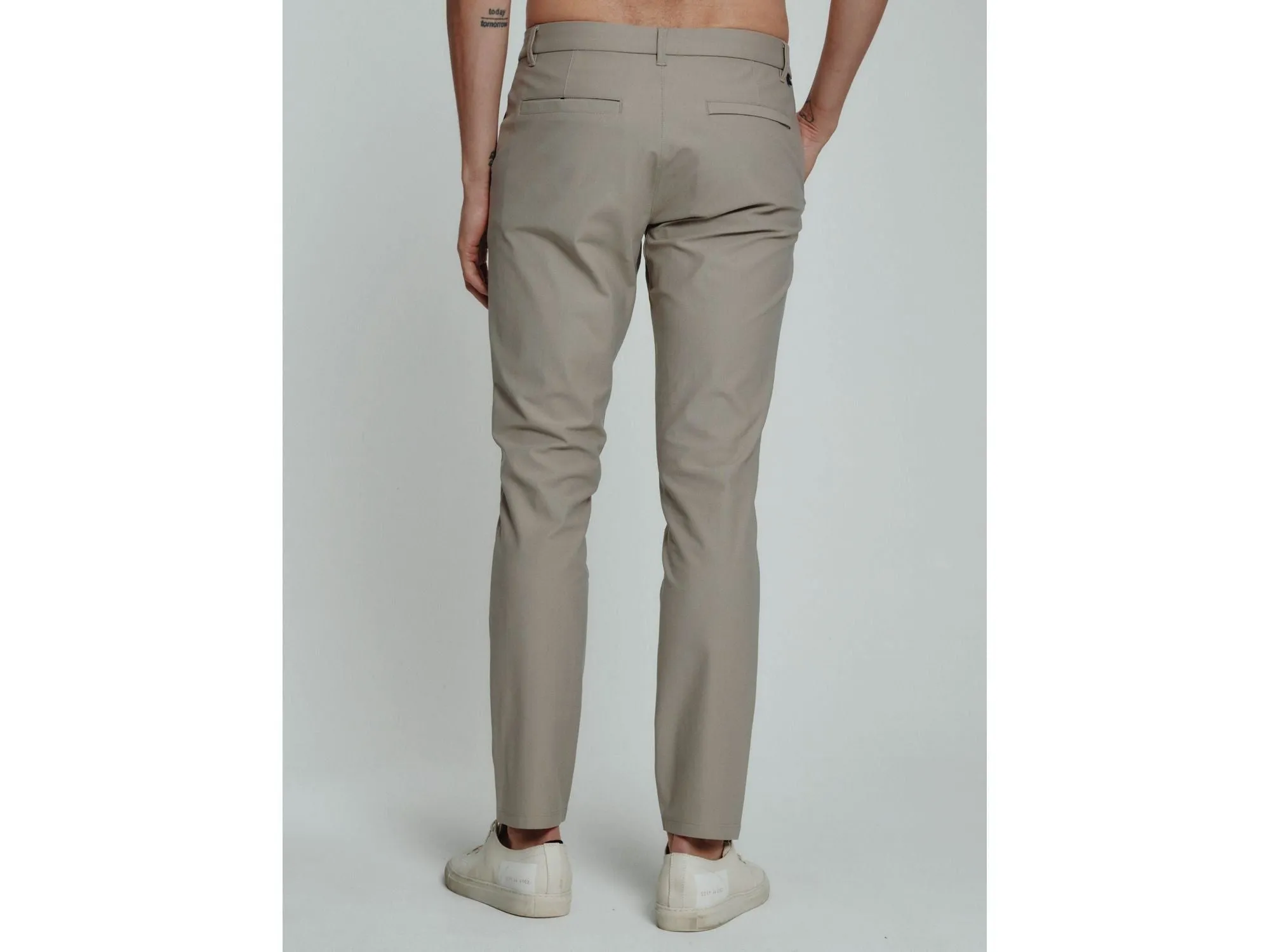 7 Diamonds Infinity Chino In Taupe