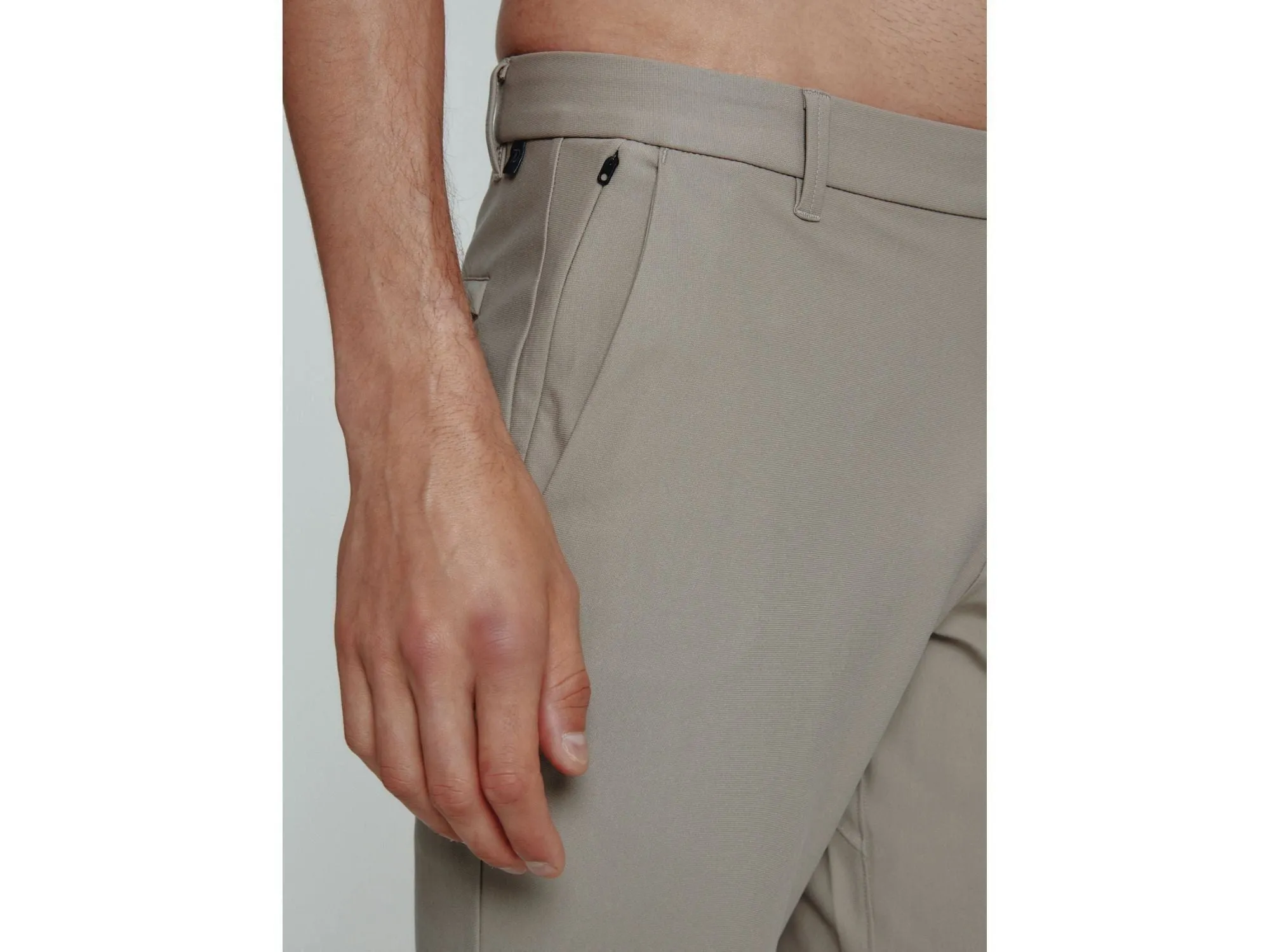 7 Diamonds Infinity Chino In Taupe